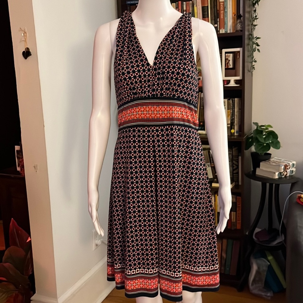 Max Studio Black and Red Patterned Sleeveless V-Neck Dress